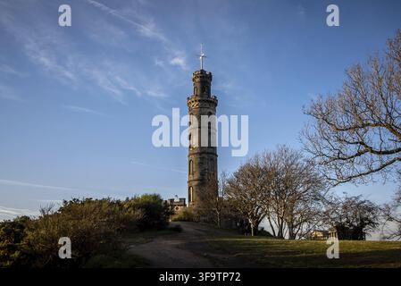 Édimbourg, Écosse 14 décembre 2018 : voie ascendante à Nelson Monument, une tour commémorative en l'honneur du Vice-amiral Horatio Nelson, avec des arbres d'un Banque D'Images