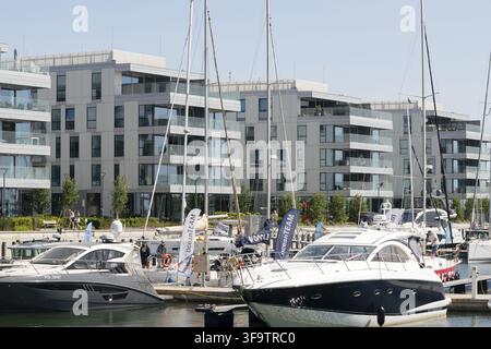 Immeubles résidentiels luxueux et yachts amarrés au Marina Yacht Park à Gdynia, Pologne, Europe, UE Banque D'Images
