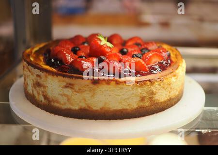 Cheesecake aux fruits rouges exposé dans une boulangerie Banque D'Images