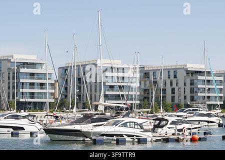 Amarré des yachts modernes au Marina Yacht Park à Gdynia, Pologne, Europe, UE Banque D'Images