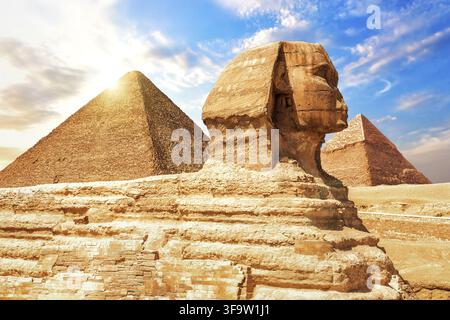 Le Sphinx en face des Pyramides, vue rapprochée Banque D'Images