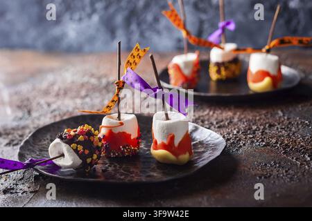 Trempés Marshmallow POPS pour Halloween Banque D'Images