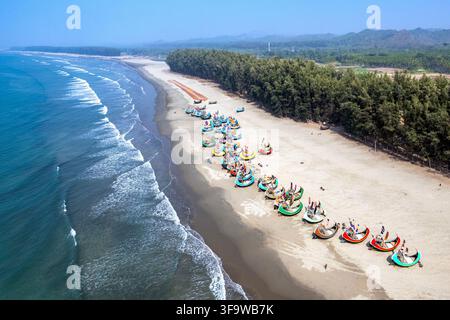 COX’S BAZAR, BANGLADESH — 17 AOÛT 2026 : Des bateaux de pêche traditionnels bordent la côte le long du Marine Drive à Cox’s Bazar, au Bangladesh, le 17 août 2026. Des dizaines de navires de pêche en bois sont vus tirés à terre le long de la baie du Bengale, reflétant la présence continue des activités de pêche à petite échelle le long de la côte sud-est du Bangladesh. Photo d’Anisur Rahman / JNA Press (Photo d’Anisur Rahman/JNA Press via Nexpher Images) Banque D'Images