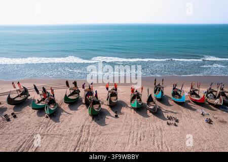 COX’S BAZAR, BANGLADESH — 17 AOÛT 2026 : Des bateaux de pêche traditionnels bordent la côte le long du Marine Drive à Cox’s Bazar, au Bangladesh, le 17 août 2026. Des dizaines de navires de pêche en bois sont vus tirés à terre le long de la baie du Bengale, reflétant la présence continue des activités de pêche à petite échelle le long de la côte sud-est du Bangladesh. Photo d’Anisur Rahman / JNA Press (Photo d’Anisur Rahman/JNA Press via Nexpher Images) Banque D'Images