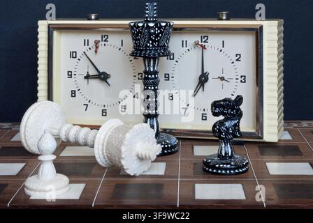 Composition avec des échecs et des horloges d'échecs. Après la partie Banque D'Images