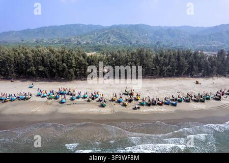Des bateaux de pêche traditionnels bordent la côte de Coxs Bazar COXS BAZAR, BANGLADESH 17 AOÛT 2026 : Des bateaux de pêche traditionnels bordent la côte le long de Marine Drive à Coxs Bazar, au Bangladesh, le 17 août 2026. Des dizaines de navires de pêche en bois sont tirés à terre le long du golfe du Bengale, reflétant la présence continue des activités de pêche à petite échelle le long de la côte sud-est du Bangladesh. Cox s Bazar Bangladesh Copyright : x xAnisurxRahmanx/xJNAxPressx Banque D'Images