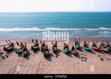 Des bateaux de pêche traditionnels bordent la côte de Coxs Bazar COXS BAZAR, BANGLADESH 17 AOÛT 2026 : Des bateaux de pêche traditionnels bordent la côte le long de Marine Drive à Coxs Bazar, au Bangladesh, le 17 août 2026. Des dizaines de navires de pêche en bois sont tirés à terre le long du golfe du Bengale, reflétant la présence continue des activités de pêche à petite échelle le long de la côte sud-est du Bangladesh. Cox s Bazar Bangladesh Copyright : x xAnisurxRahmanx/xJNAxPressx Banque D'Images
