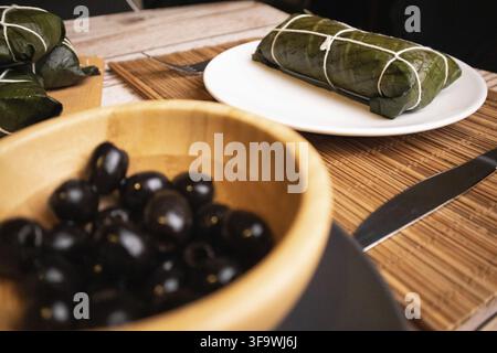Hallaca sur la table, le plat traditionnel du Noël vénézuélien. Banque D'Images