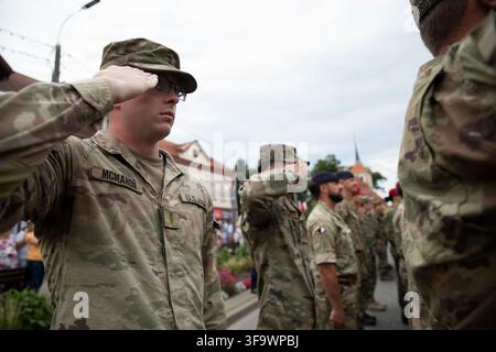 Le lieutenant Drew McMahon de l'armée américaine, affecté au 2e bataillon du 37e régiment blindé, salue lors d'un défilé pour la Journée des forces armées polonaises à Orzysz, en Pologne, le 16 août 2026, commémorant la victoire de la Pologne sur la Russie soviétique lors de la bataille de Varsovie de 1920. Banque D'Images