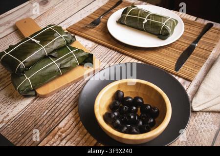 Hallaca sur la table, le plat traditionnel du Noël vénézuélien. Banque D'Images
