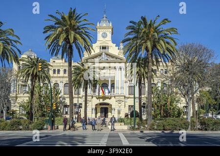 MALAGA, ESPAGNE - 27 JANVIER 2020 : vue sur le Paseo del Parque à Malaga, Espagne, avec l'Hôtel de ville de Malaga (également connu sous le nom de Casona del Parque), a 20 Banque D'Images