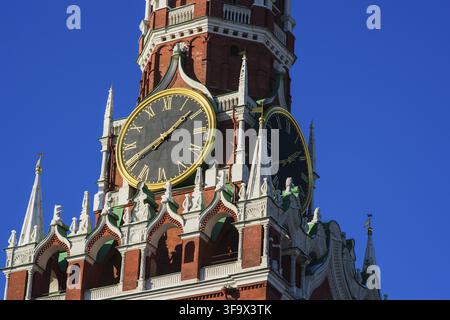 Vue rapprochée des cloches de la tour Spasskaya du Kremlin de Moscou devant un ciel bleu profond et clair par une journée ensoleillée Banque D'Images