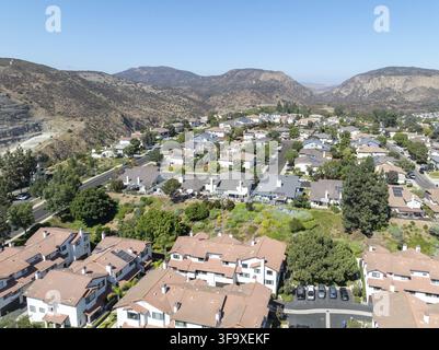Vue aérienne du quartier résidentiel de maisons en copropriété de lotissement à Mission Mesa. Californie du Sud, États-Unis Banque D'Images