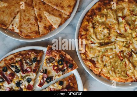 Vue plate de dessus de trois pizzas variées Banque D'Images
