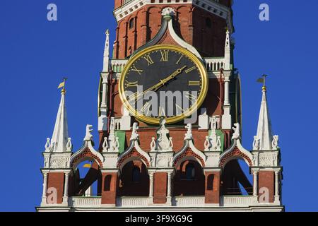Vue rapprochée des cloches de la tour Spasskaya du Kremlin de Moscou devant un ciel bleu profond et clair par une journée ensoleillée Banque D'Images