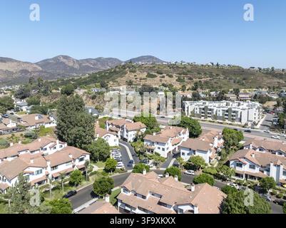 Vue aérienne du quartier résidentiel de maisons en copropriété de lotissement à Mission Mesa. Californie du Sud, États-Unis Banque D'Images