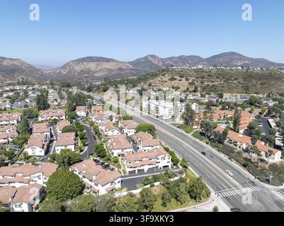 Vue aérienne du quartier résidentiel de maisons en copropriété de lotissement à Mission Mesa. Californie du Sud, États-Unis Banque D'Images