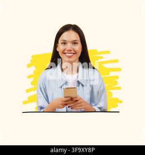 Jeune femme hispanique souriante utilisant un smartphone en studio, concept de technologie Banque D'Images
