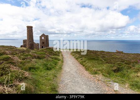 Wheal Coates, Cornouailles, Royaume-Uni, Angleterre, la maison des machines et la cheminée de Wheal Coates sur les falaises cornouaillaises, entourée d'arbustes verts et d'un terrain rocheux. Le we Banque D'Images