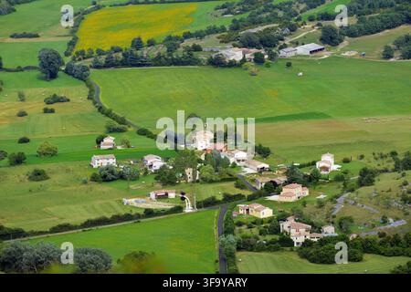 Paysage rural de Provence. Vue aérienne des champs et des fermes près du village de Sault. France Banque D'Images