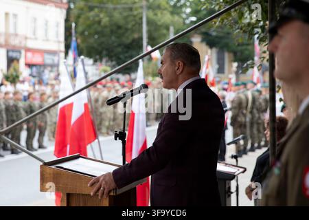 Zbigniew Włodkowski, maire d'Orzysz, prononce un discours lors d'un défilé de la Journée des Forces armées polonaises à Orzysz, Pologne, le 16 août 2026, commémorant la victoire de la Pologne sur la Russie soviétique lors de la bataille de Varsovie de 1920. Banque D'Images
