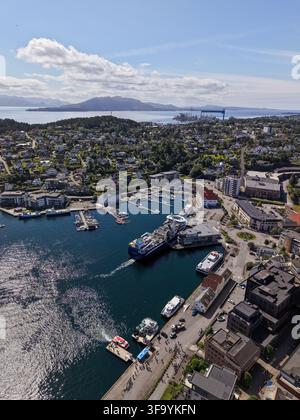 Vue aérienne du port animé de Leirvik, Norvège Banque D'Images