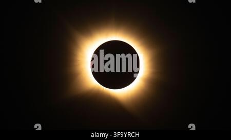 San Millan de los Caballeros, Espagne. 12 août 2026. La Lune passe complètement devant le Soleil lors d'une éclipse solaire totale, le 12 août 2026 depuis San Millán de los Caballeros, Espagne. Une éclipse solaire totale a balayé des parties du Groenland, de l'Islande, du nord de la Russie, de l'océan Atlantique, de l'Espagne et d'un petit coin du Portugal. Une éclipse partielle était visible dans certaines parties des États-Unis, la plupart du Canada, une grande partie de l'Europe et du nord-ouest de l'Afrique. Crédit : Bill Ingalls/NASA/Alamy Live News Banque D'Images