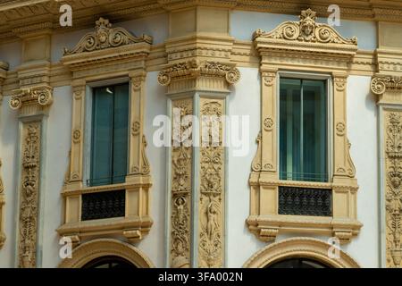 Détail architectural avec des sculptures sur les fenêtres d'un bâtiment historique à Milan, Italie. Sculptures à l'intérieur de la Galleria Vittorio Emanuele. Architecture italienne. Banque D'Images