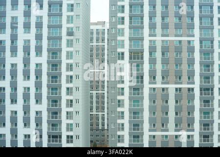 Vue avant de la façade extérieure d'un appartement moderne en hauteur Banque D'Images