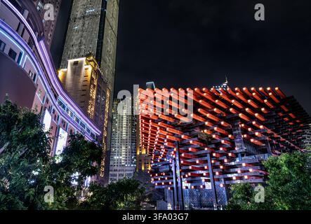 Chongqing, Chine – 11 juin 2026 – Une photographie de nuit en contre-plongée du Centre artistique Guotai illuminé à Jiefangbei, Chongqing, Chine. Le bâtiment fe Banque D'Images