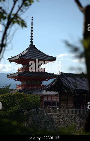 Photo d'un temple pagode rouge (à trois niveaux) vu de loin à Kyoto, Japon Banque D'Images