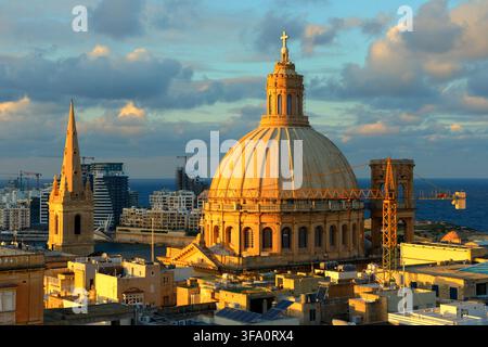 La basilique de Notre-Dame du Mont-Carmel au coucher du soleil, La Valette Banque D'Images