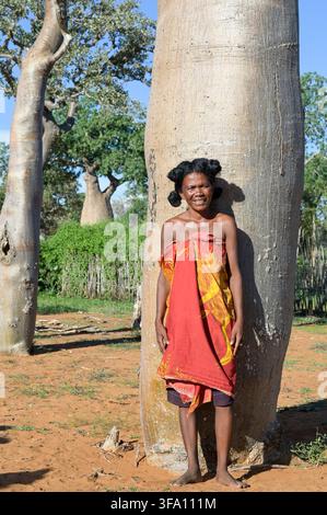 MADAGASCAR, côte sud-ouest, ville de Toliara, village de Mangily, arbres baobab / MADAGASCAR, côte sud-ouest, ville de Toliara, ville française Tulear, village de Mangily, arbres de pain ou arbres baobab Banque D'Images