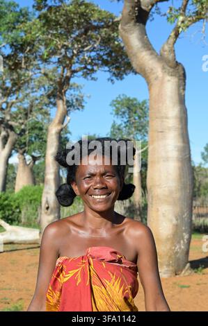 MADAGASCAR, côte sud-ouest, ville de Toliara, village de Mangily, arbres baobab / MADAGASCAR, côte sud-ouest, ville de Toliara, ville française Tulear, village de Mangily, arbres de pain ou arbres baobab Banque D'Images