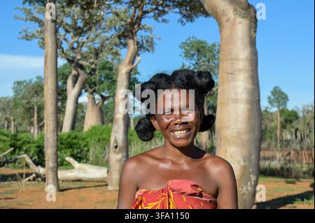 MADAGASCAR, côte sud-ouest, ville de Toliara, village de Mangily, arbres baobab / MADAGASCAR, côte sud-ouest, ville de Toliara, ville française Tulear, village de Mangily, arbres de pain ou arbres baobab Banque D'Images