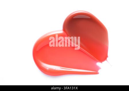 Tache de gloss rouge brillant avec un trait courbé et une texture lisse et réfléchissante, isolée sur un fond blanc propre pour la beauté, le maquillage et les cosmétiques Banque D'Images