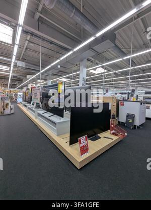 Pforzheim Allemagne 3 août 2026 Les téléviseurs à écran plat sont soigneusement disposés sur des présentoirs dans l'intérieur moderne d'un magasin d'électronique, mettant en valeur leur design épuré Banque D'Images