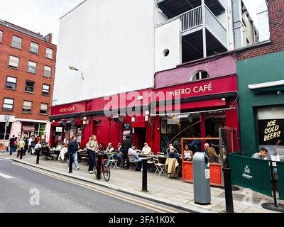 Dublin, Irlande – 22 mai 2026 : Scène animée d’un café en plein air à Dublin où amis et inconnus profitent de la nourriture et de la conversation. Banque D'Images
