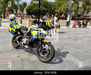 Moto BMW R1200GS de la police métropolitaine devant la station de la ligne Elizabeth à Woolwich. Banque D'Images