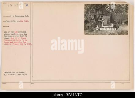 Hommes de la 1ère Division, United States Army, fabriquant des croix en craie pour les tombes américaines, à Bon-villers, France, le 7 mai 1918, de gauche à droite : Sgt. T. J. Kane, Privates McK Lowe, T. C. Cowan et Cacciole. Banque D'Images