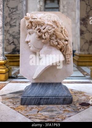 Sculpture en marbre représentant un buste au musée du Louvre à Paris, France Banque D'Images