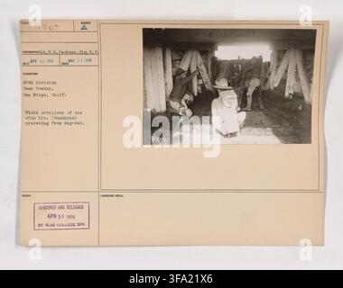L’artillerie de campagne de la 40e division, également connue sous le nom de Sunshine Division, opérant depuis une tranchée à Camp Kearny, San Diego, Californie, dans une photo de N. Jackson, Signal Corps, le 1er mars 1918, censurée et publiée le 16 avril 1918. Banque D'Images