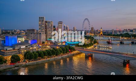 Vue aérienne du London Eye et de la Tamise montrant le South Bank et les bâtiments environnants dans le centre de Londres, en Angleterre, au Royaume-Uni Banque D'Images