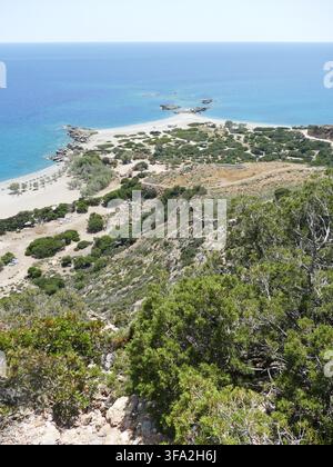 PALEOCHORA, CRÈTE - 6 MAI 2025 - Vue aérienne révélant la plage de Kedrodasos, lagune isolée nichée sur la côte crétoise, présentant une eau turquoise immaculée Banque D'Images