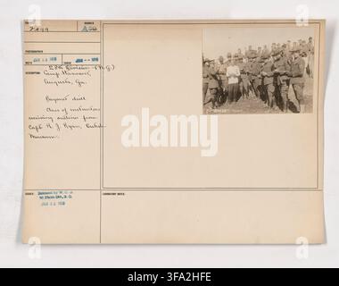 Exercice au baïonnet à Camp Hancock, Augusta, Géorgie, avec une classe d'instructeurs recevant des instructions du capitaine R. J. Ryan, janvier 1918, pendant la Première Guerre mondiale. Banque D'Images