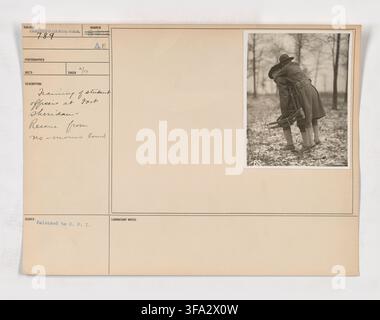 Officiers étudiants en formation à Fort Sheridan, participant à un exercice de sauvetage depuis la zone neutre, pendant l'ère de la Première Guerre mondiale, dans une photographie reçue par le laboratoire. Banque D'Images