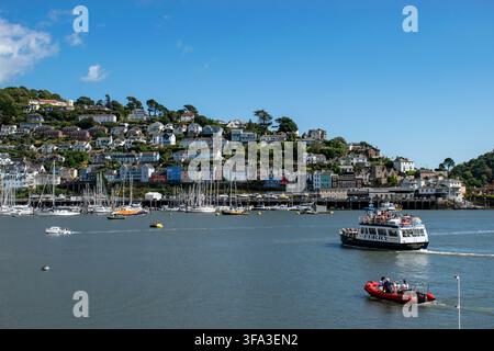 Ferry de passagers Dartmouth Princess sur la rivière Dart avec le village coloré de Kingswear, Devon, Angleterre. Banque D'Images
