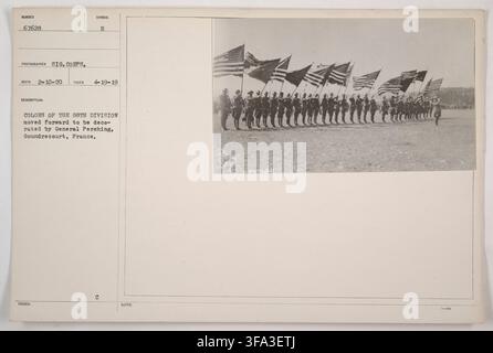 Les couleurs de la 88e Division, décorées par le général John Joseph Pershing, à Groundrecourt, France, le 19 avril 1919, pendant la Première Guerre mondiale, par le Signal Corps. Banque D'Images