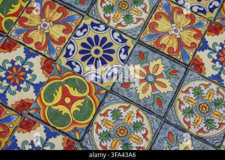 Close-up d'un motif coloré de carreaux de céramique traditionnels espagnols ou portugais, chacun orné de motifs floraux et géométriques uniques peints à la main Banque D'Images