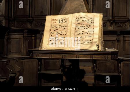 Notes et texte manuscrits. Église Notre-Dame de Manzano à Castrojeriz en Espagne. Sur le Camino de Santiago, le Camino Français Banque D'Images